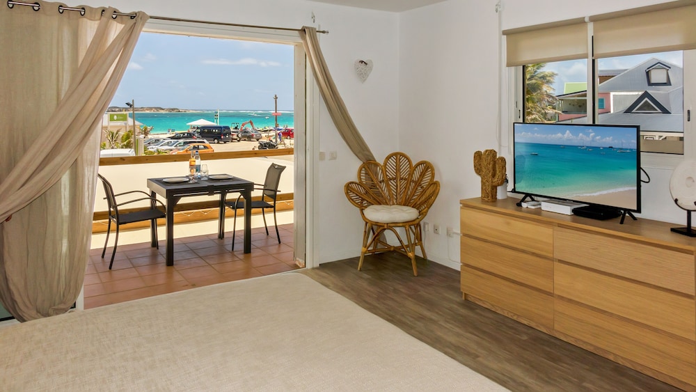 Superior Studio, 1 King Bed, Sea View photo 1