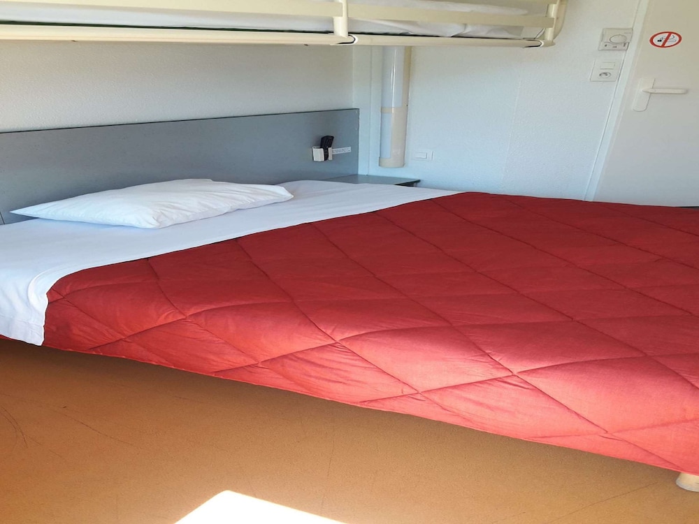 Standard Room, 3 Twin Beds photo 2