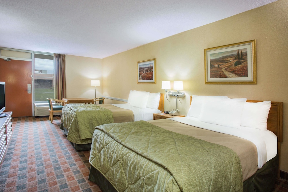 Standard Room, 2 Queen Beds photo 1