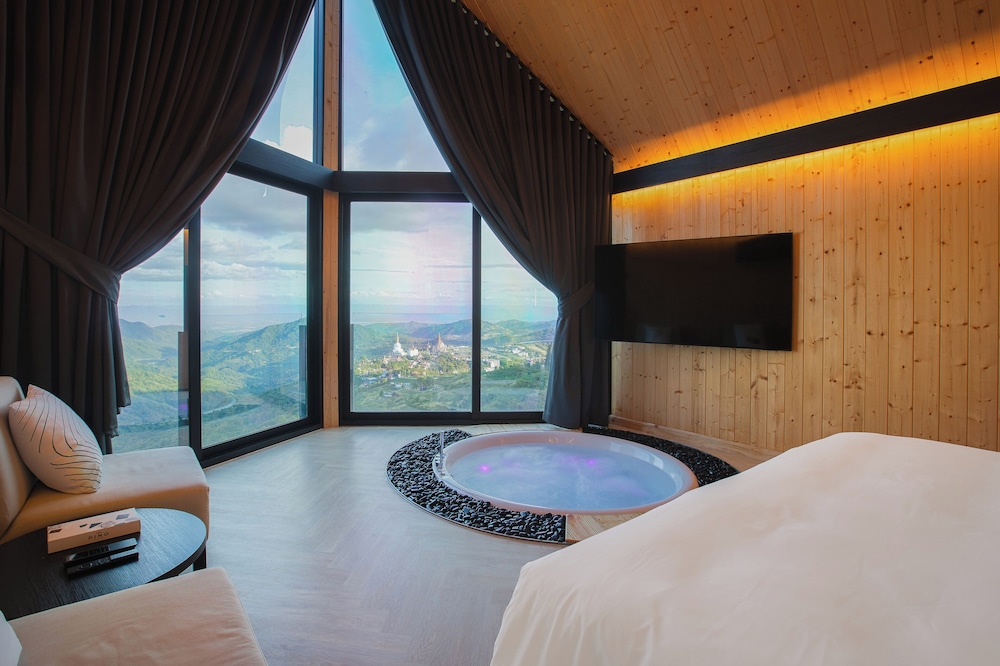 Honeymoon Suite - Photo 10