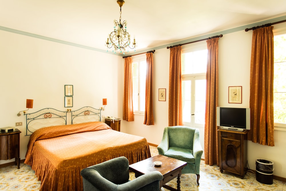 Deluxe Room thumbnail 5