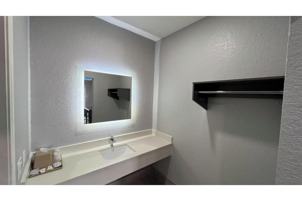 Room, 1 King Bed, Non Smoking, Jetted Tub - Photo 5