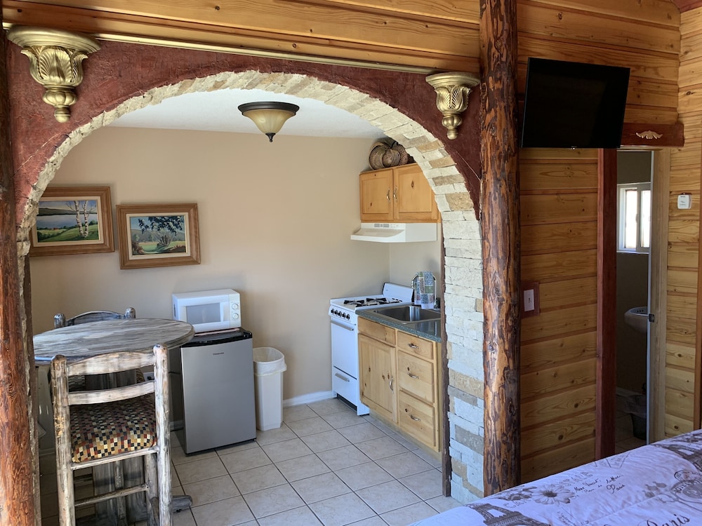 Classic Cabin, 1 King Bed, Non Smoking (Cabin 4 or 5) photo 2