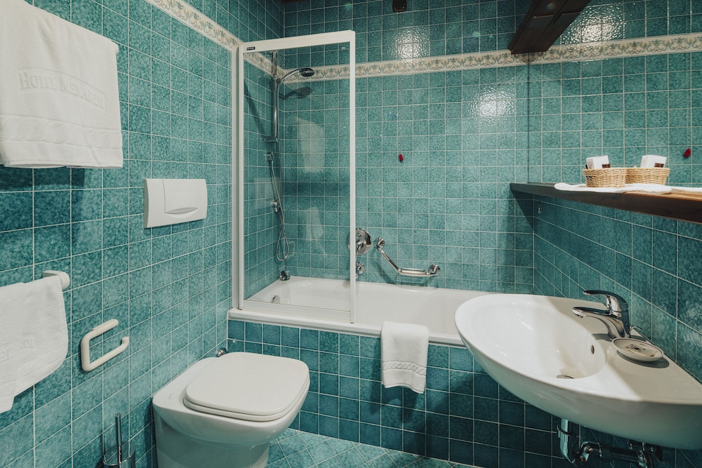 Standard Double or Twin Room photo 3