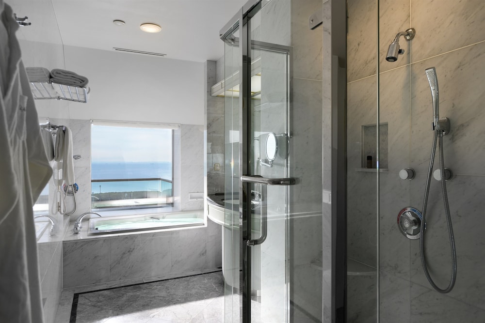 Balcony Suite Twin, Non-Smoking, Ocean View - Photo 3