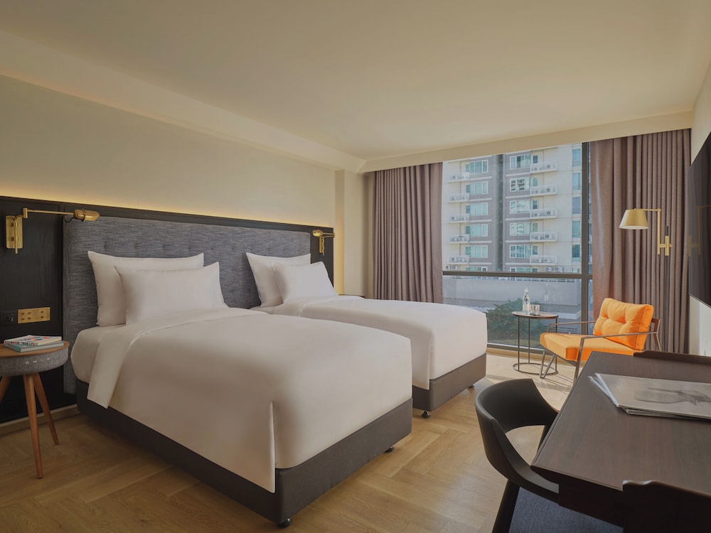 Twin Room (Uptown)