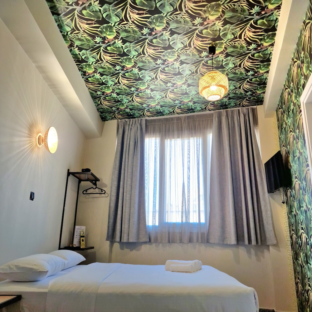 Economy Triple Room photo 2