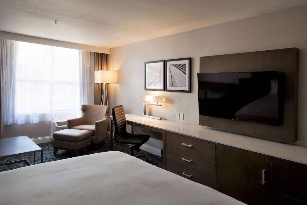 Room, 1 King Bed, Non Smoking (Mobility & Hearing, Roll-in Shower) - Photo 1