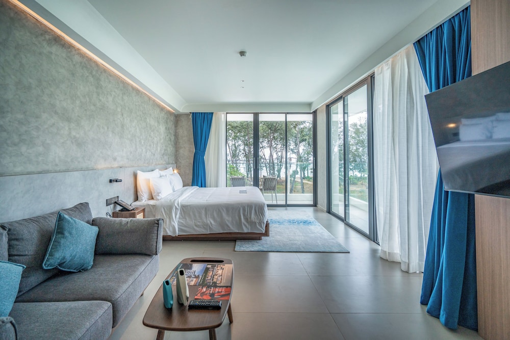 Premier Triple Room, Balcony, Sea View photo 2