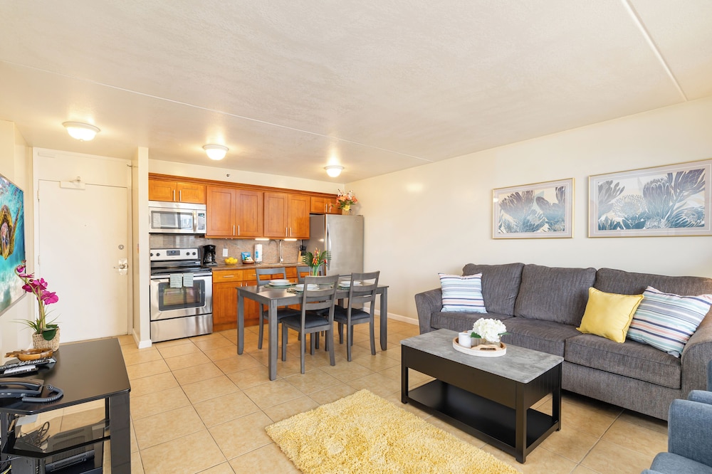 High Floor Ocean View Condo (King Bed and Parking): Condo, 1 Bedroom, Ocean View (0105) photo