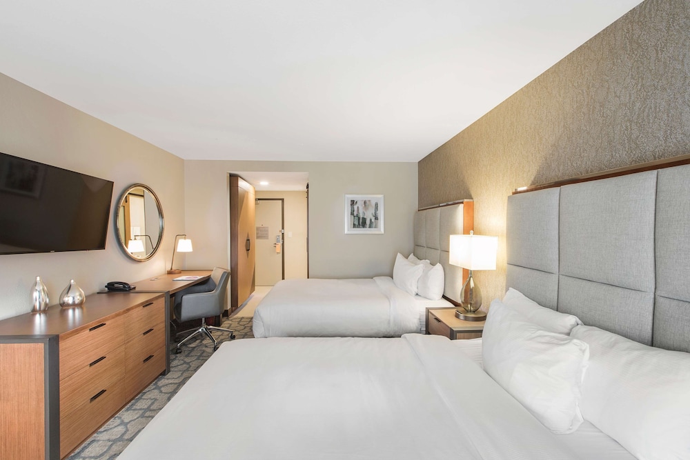 Suite, 1 King Bed, Accessible, Bathtub (Mobility & Hearing)