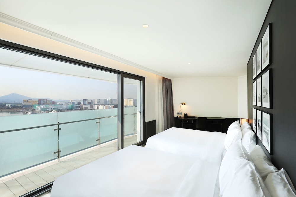 Junior Suite Quadruple (Complimentary Pool Access for 4) - Photo 2