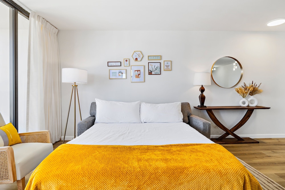 Premium Remodeled Condo with Ocean View and Parking: Premium Suite, 1 King Bed with Sofa bed, Air conditioning, Ocean View (0132) photo