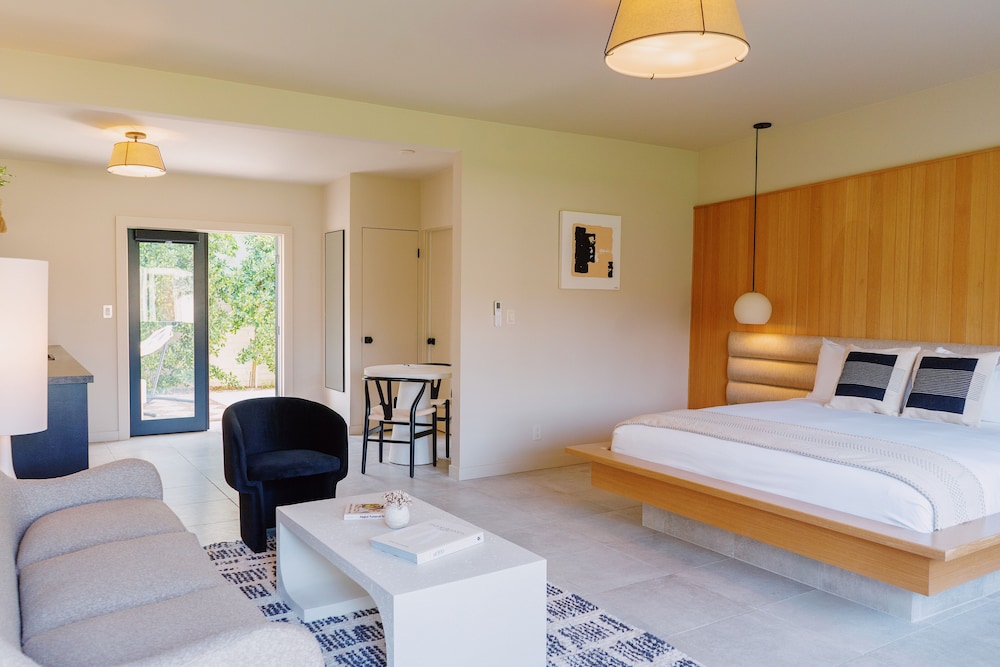 Room (Olive)
