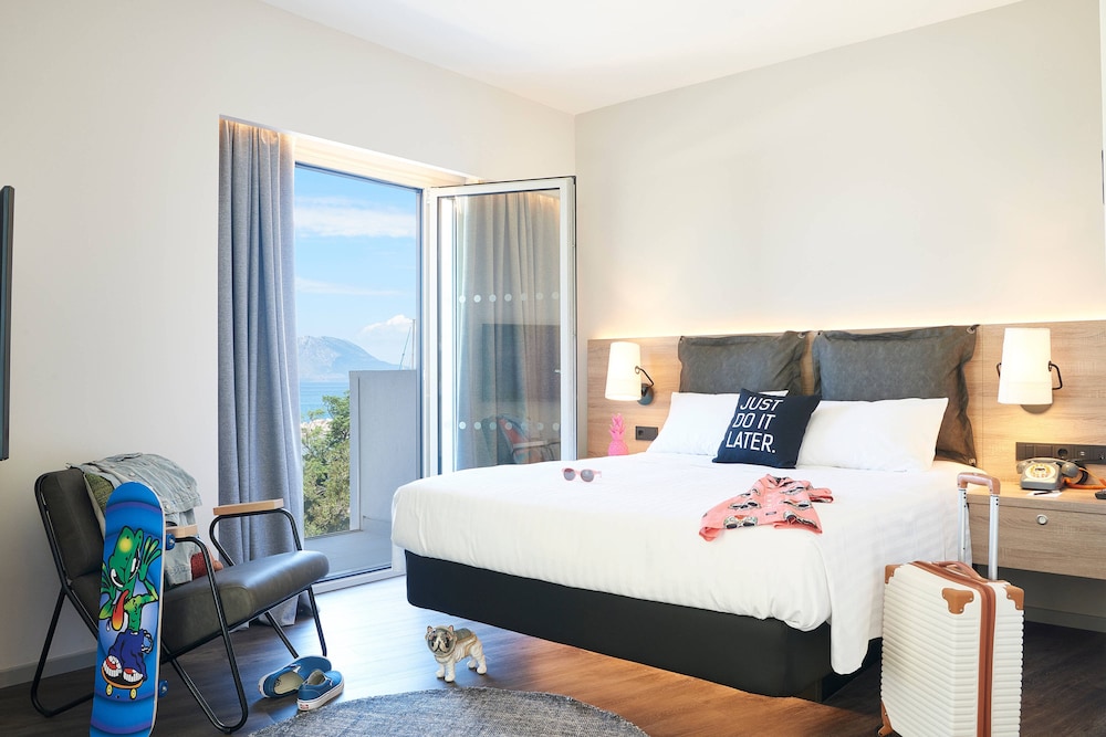 Family Room, 1 Queen Bed with Sofa bed (Sea View)