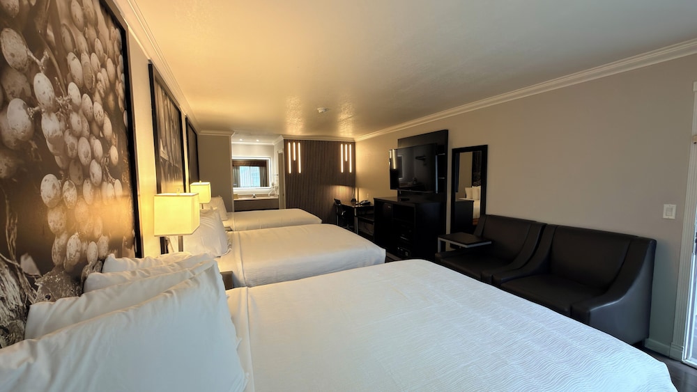 Standard Room, Multiple Beds photo 3