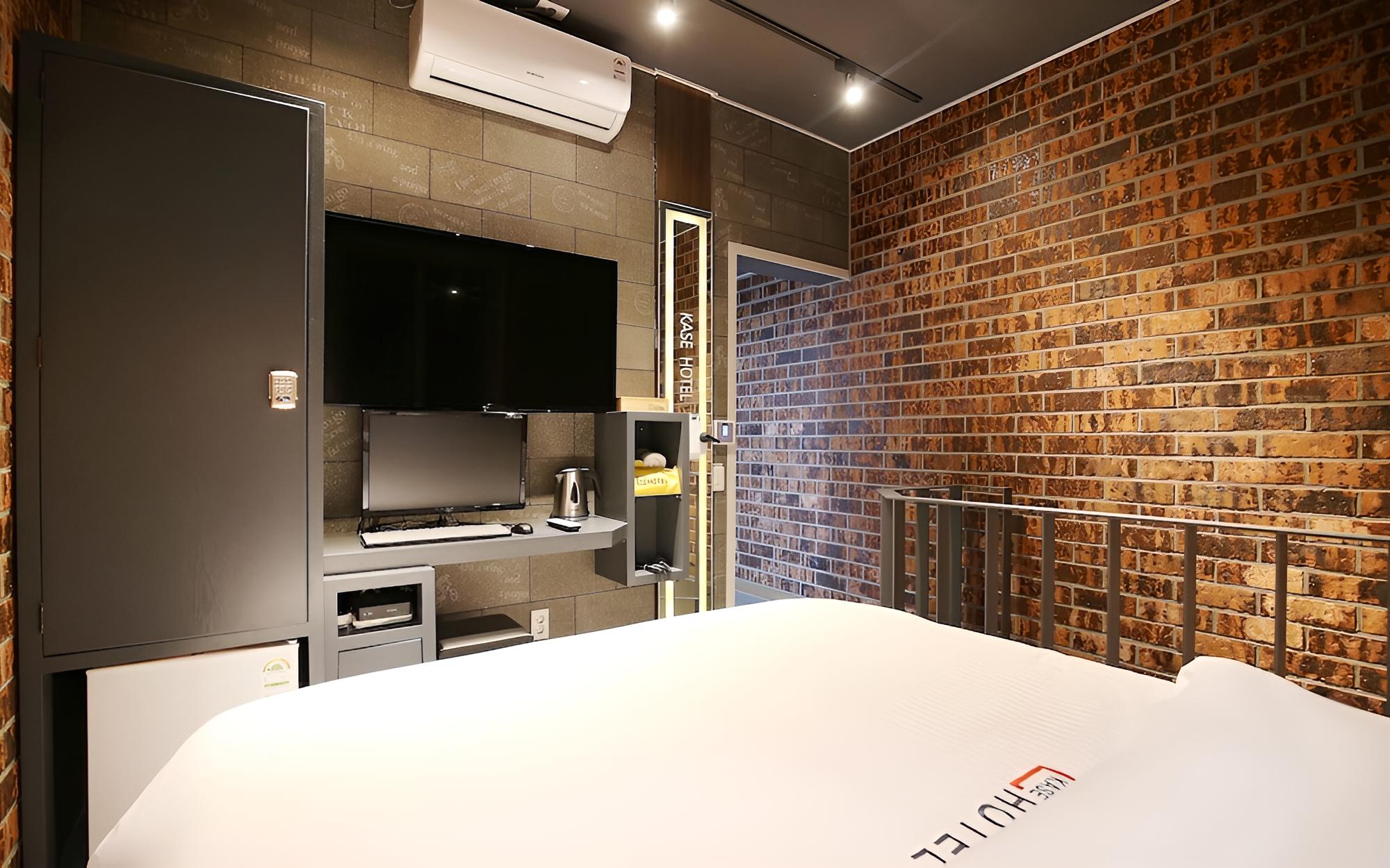 Room (Suite - air purifier Netflix availabl) photo 3