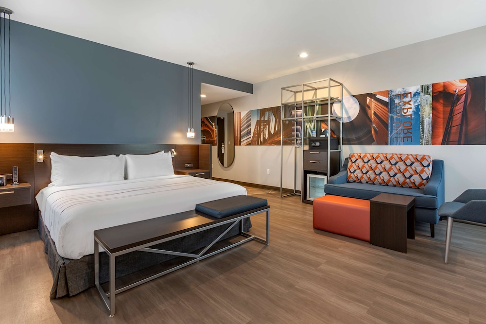 Standard Room, 1 King Bed, Accessible, Corner - Photo 4