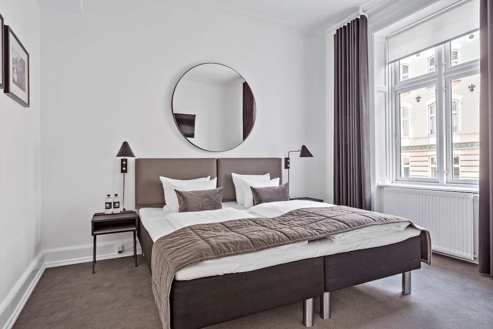 Deluxe Room, 1 King Bed With Sofa Bed, Non Smoking (With Sofabed)