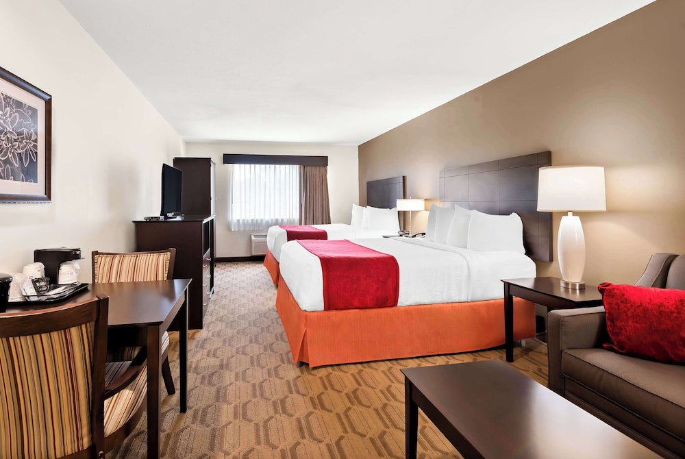 Suite, 2 Queen Beds, Non Smoking, Refrigerator & Microwave (with Single Sofabed) photo 2
