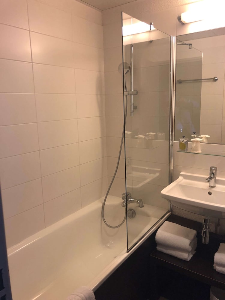 Standard Room, 3 Twin Beds - Photo 7