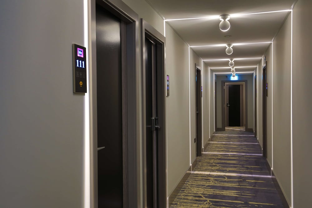 Standard Room, 1 Double Bed, Accessible, Non Smoking (Walk-In Shower) - Photo 4