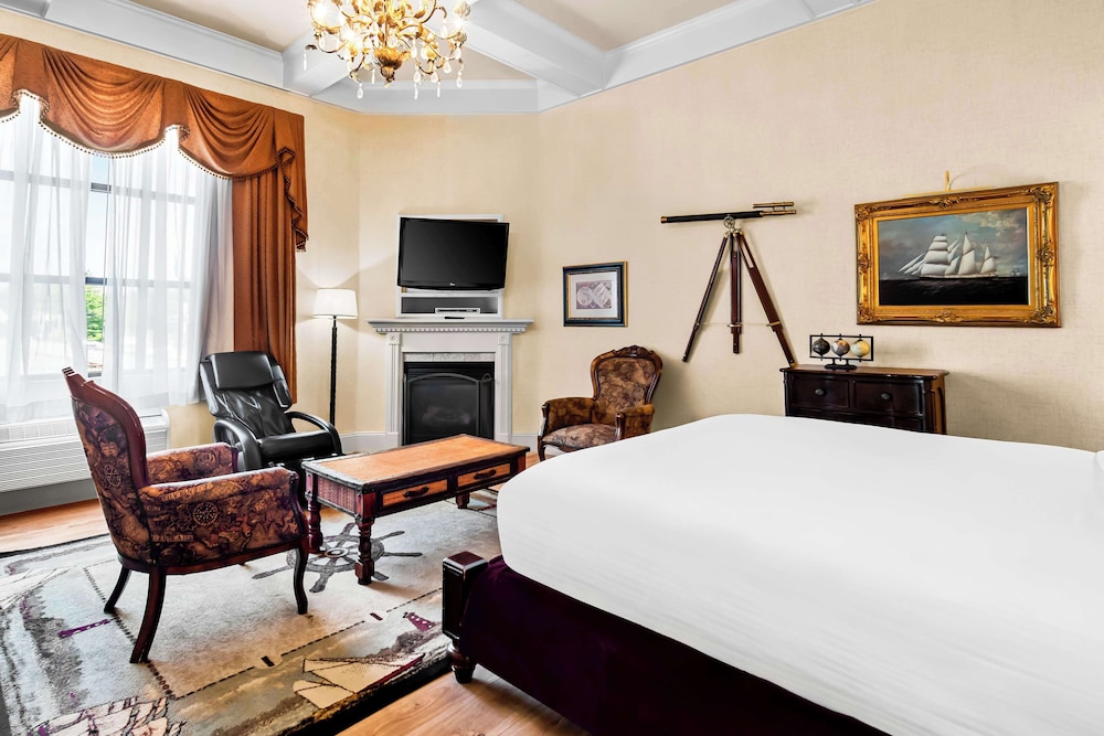 Standard Room, 1 King Bed, Non Smoking, Jetted Tub photo 1
