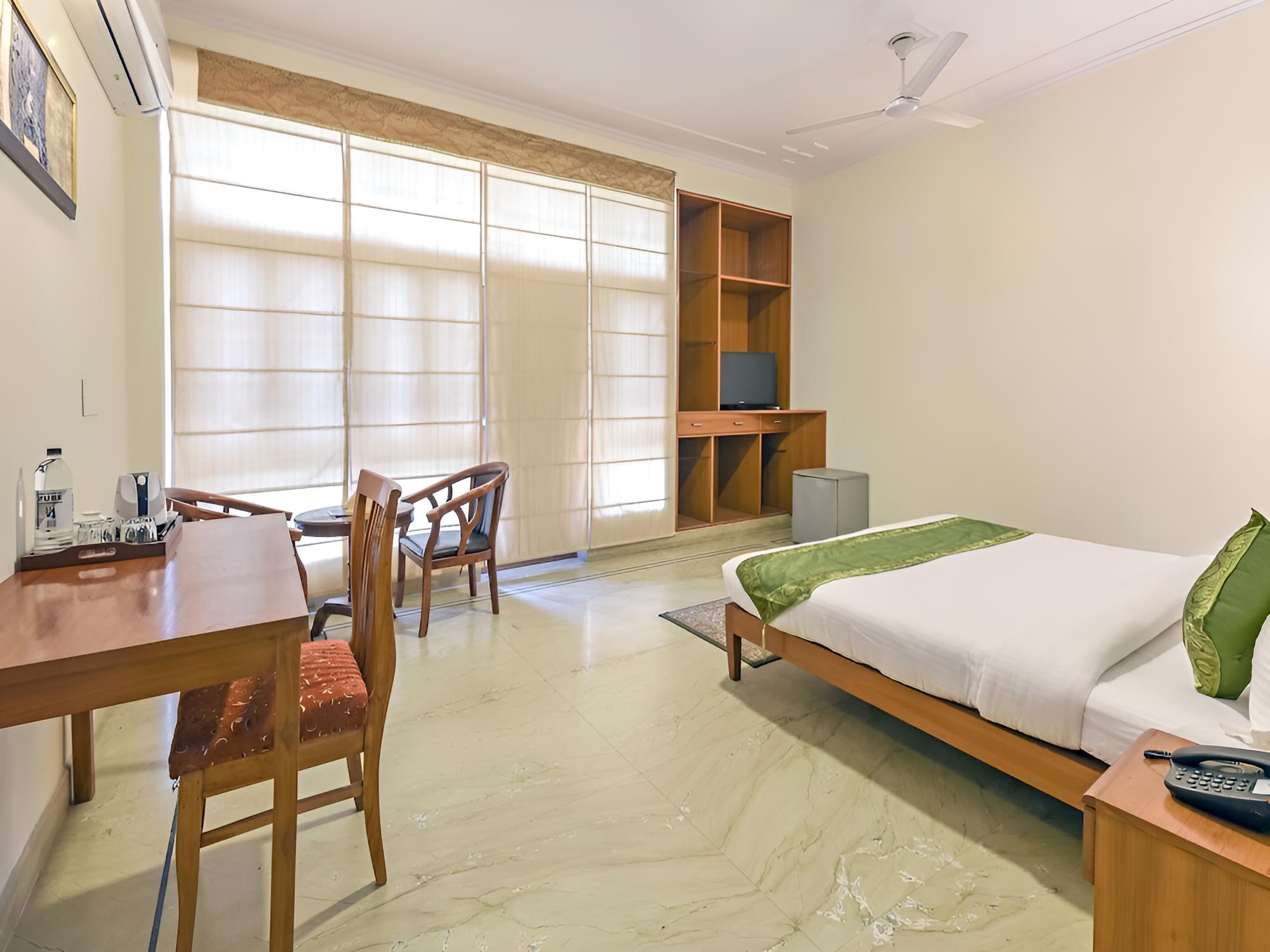 Deluxe Room, Multiple Beds, Smoking photo 2