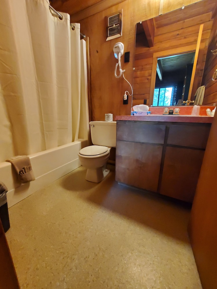 Standard Room, 1 Queen Bed, River View (Pet Friendly) photo 2
