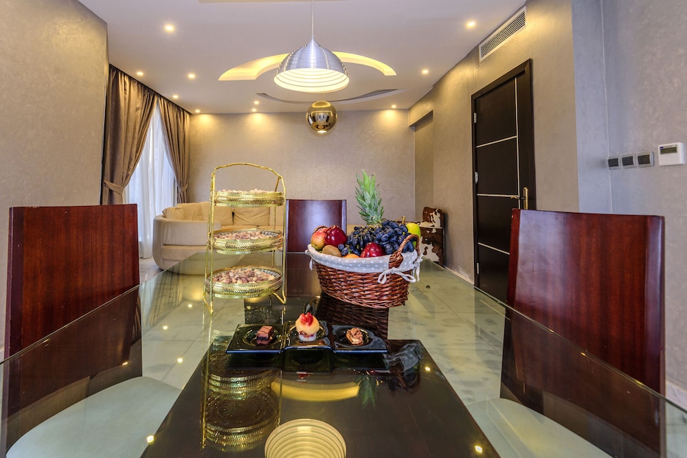 Luxury Apartment, 3 Bedrooms, Kitchen, Garden View