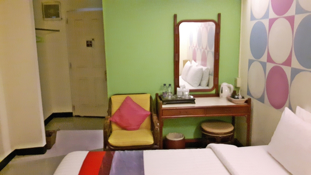 Standard Room, 1 Queen Bed photo 2