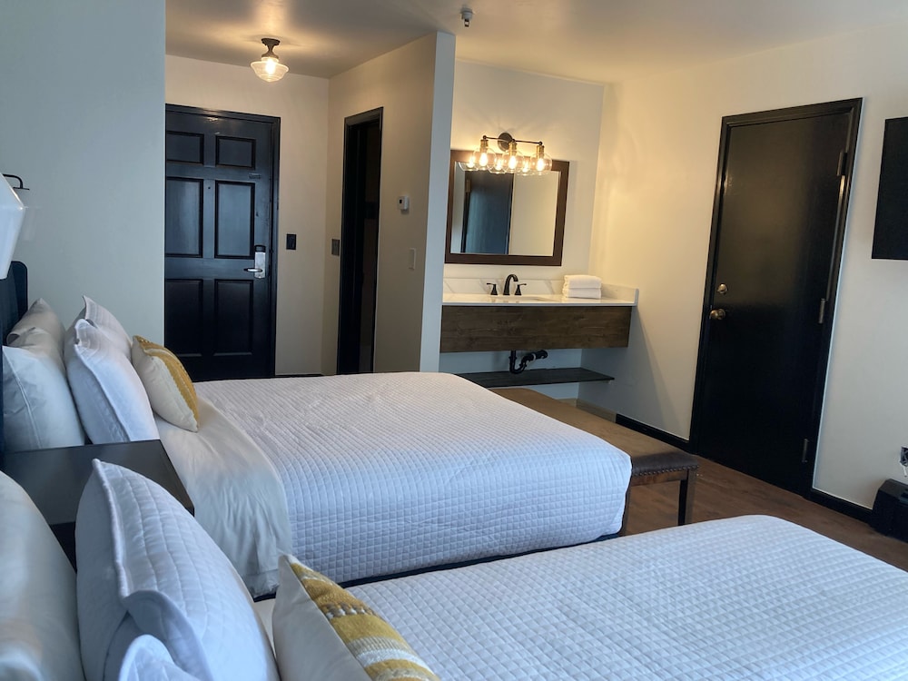 Standard Room, 2 Queen Beds photo 3