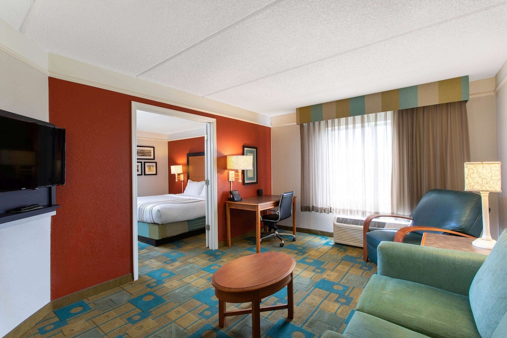 Suite, 1 King Bed, Non Smoking photo 1