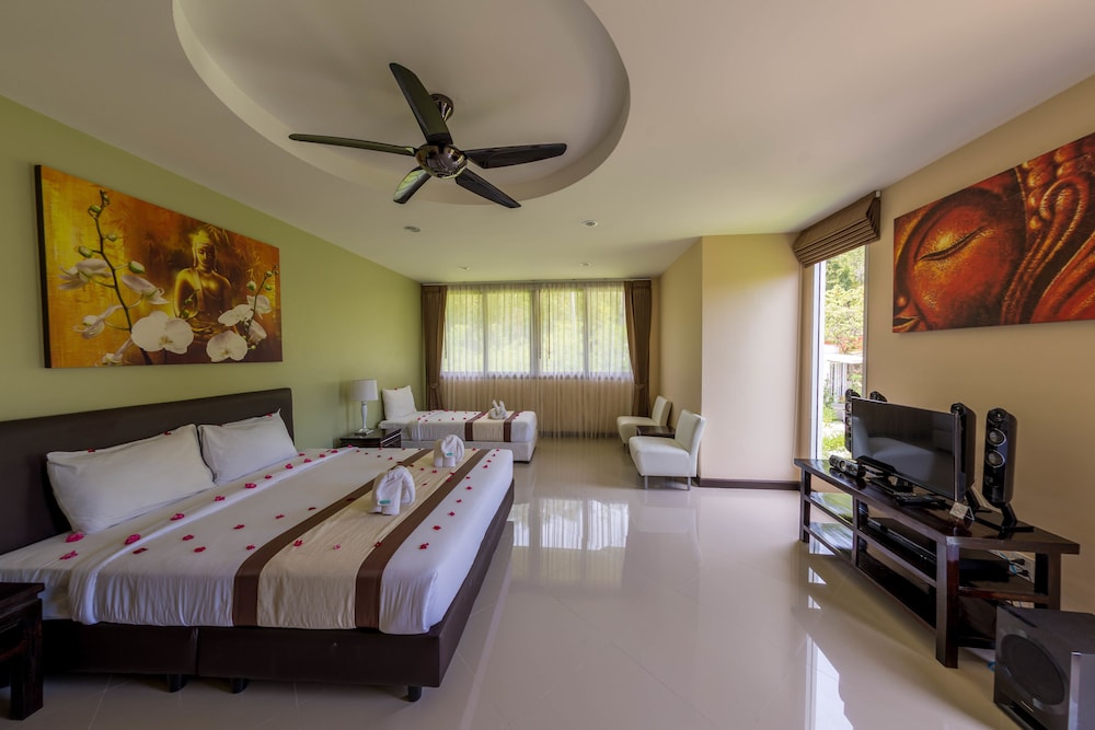 Deluxe Room with Balcony - Photo 5
