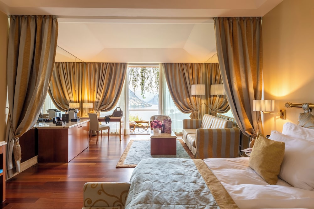 Signature Lake Suite with Balcony (Single)