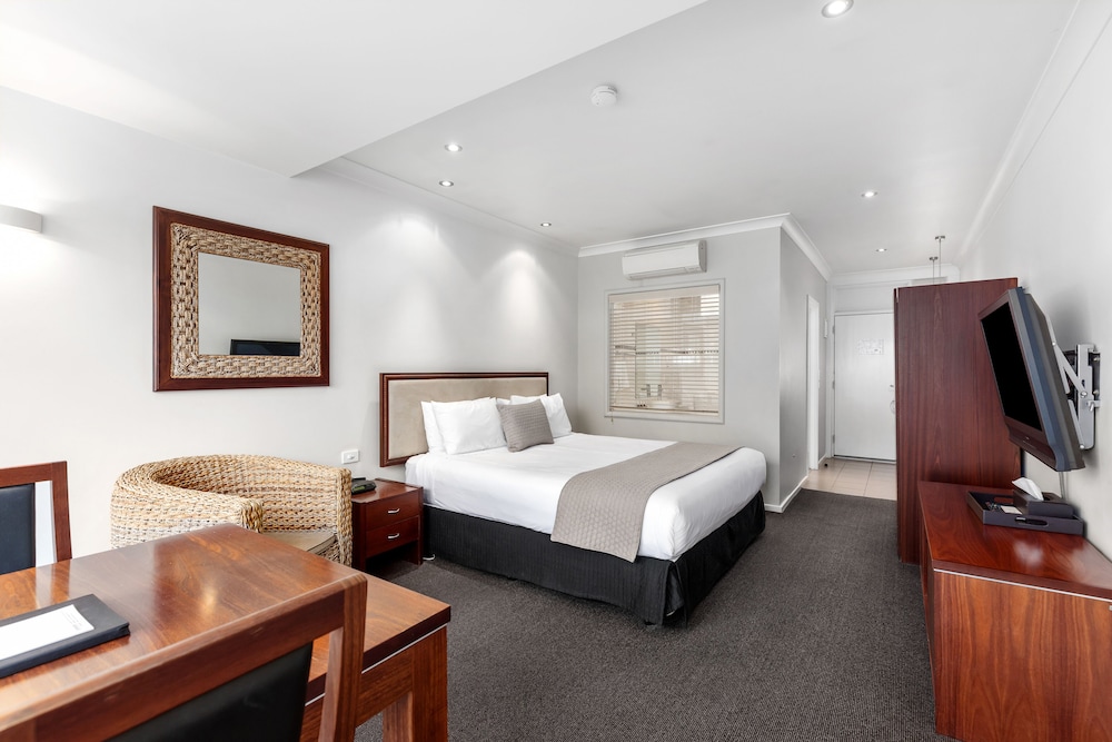 Deluxe Studio Suite with Spa Bath photo 1