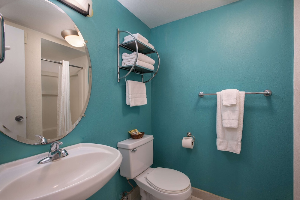 Room (Moderate) - Photo 5