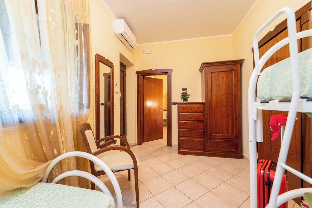 Family Room, 2 Bedrooms - Photo 11