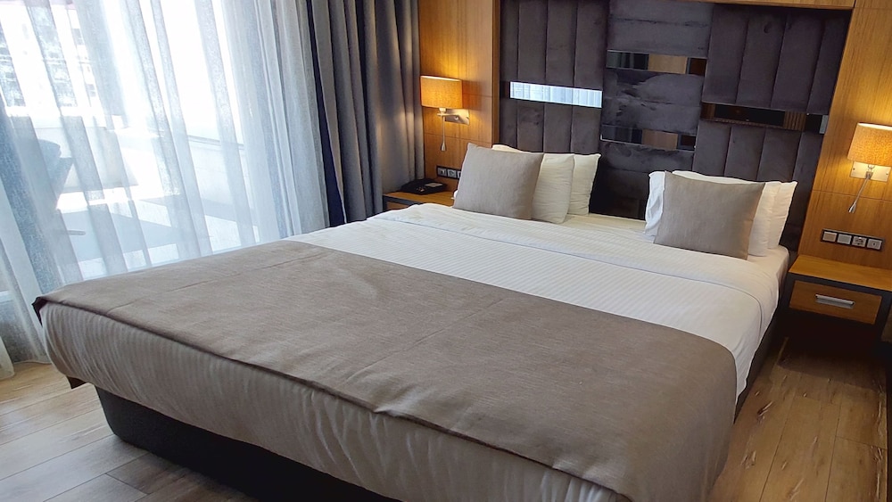 Suite, 1 Bedroom, Smoking (Top Floor) - Photo 10
