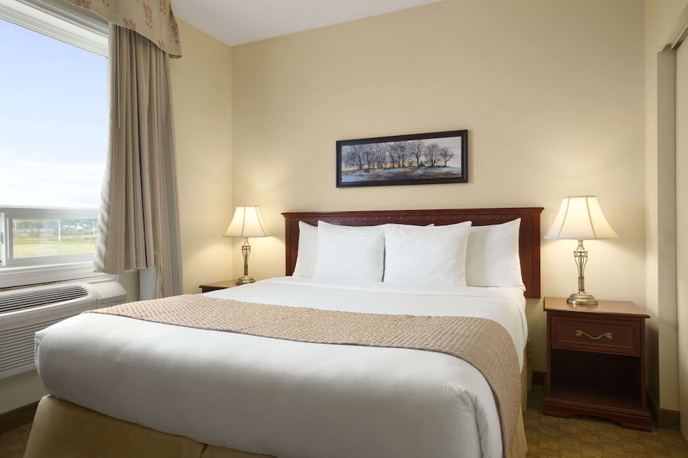 Suite, 1 King Bed, Non Smoking - Photo 1