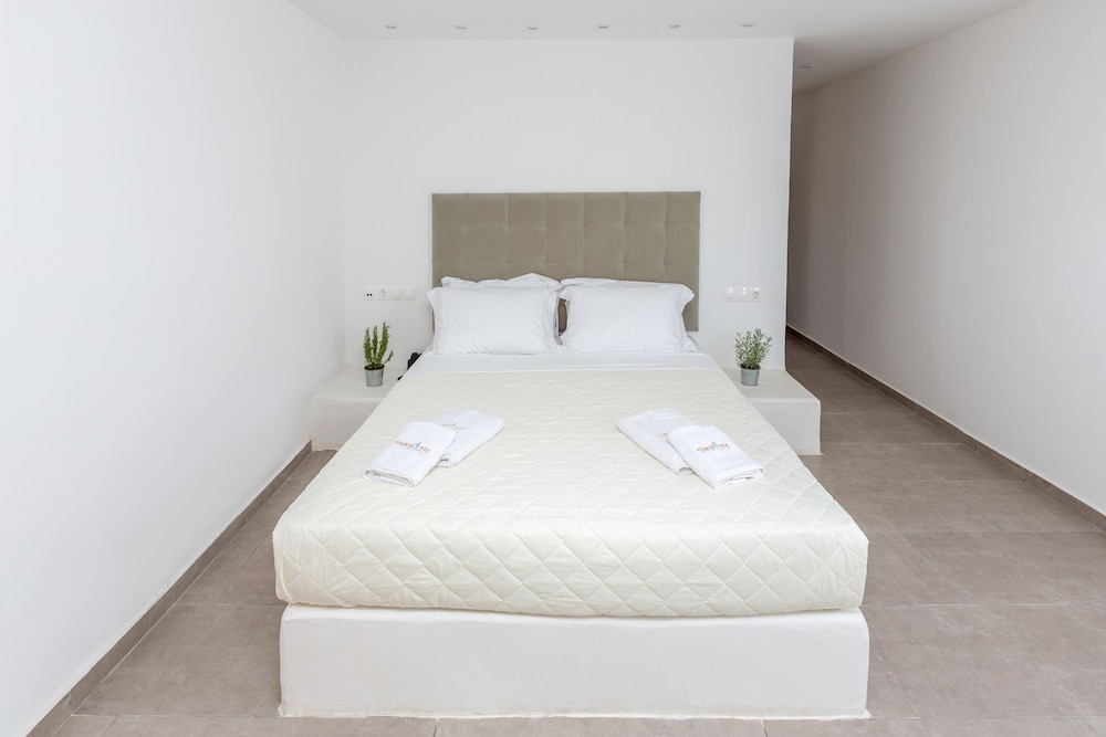 Superior Room with side sea view and mini plunge pool, up to 4 persons