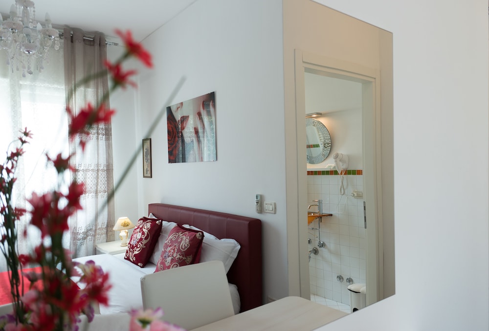 Deluxe Double Room, Private Bathroom photo 2