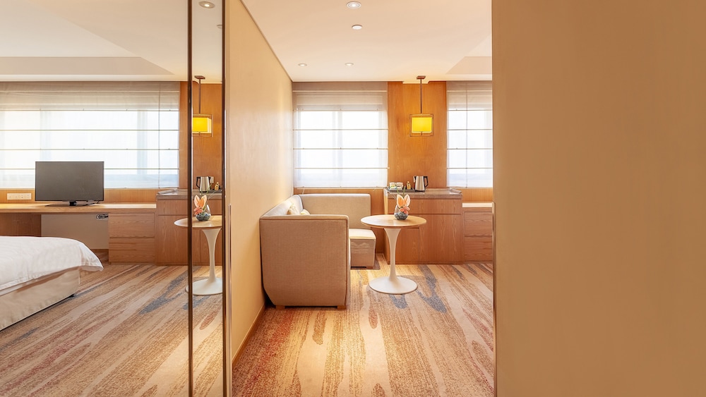 Premium Room, 1 King Bed, Non Smoking (Lounge Access) - Photo 3