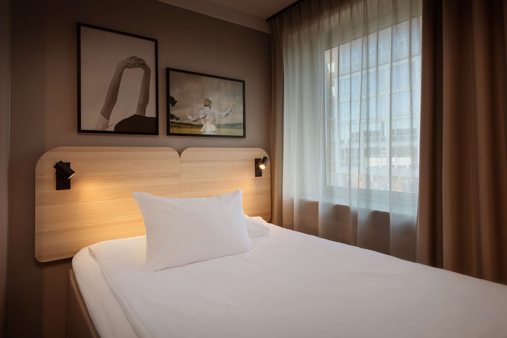 Standard Room, 1 Queen Bed photo 2