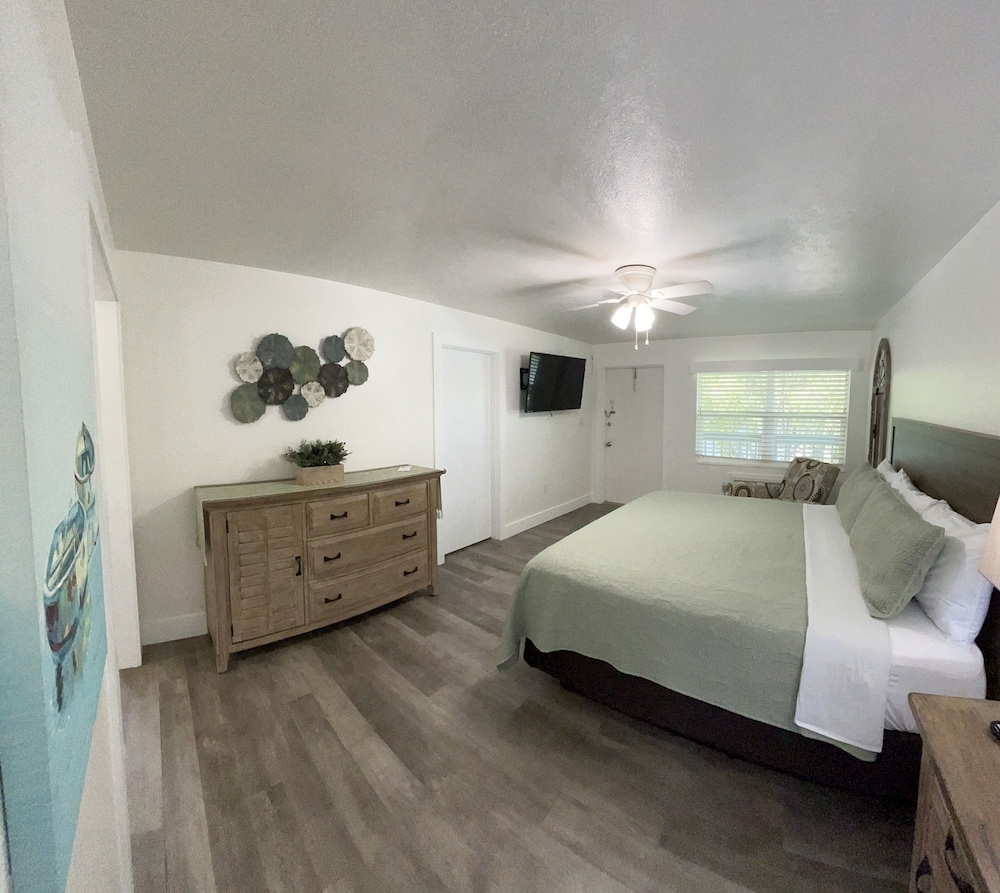Classic Room, 1 King Bed, River View photo 3