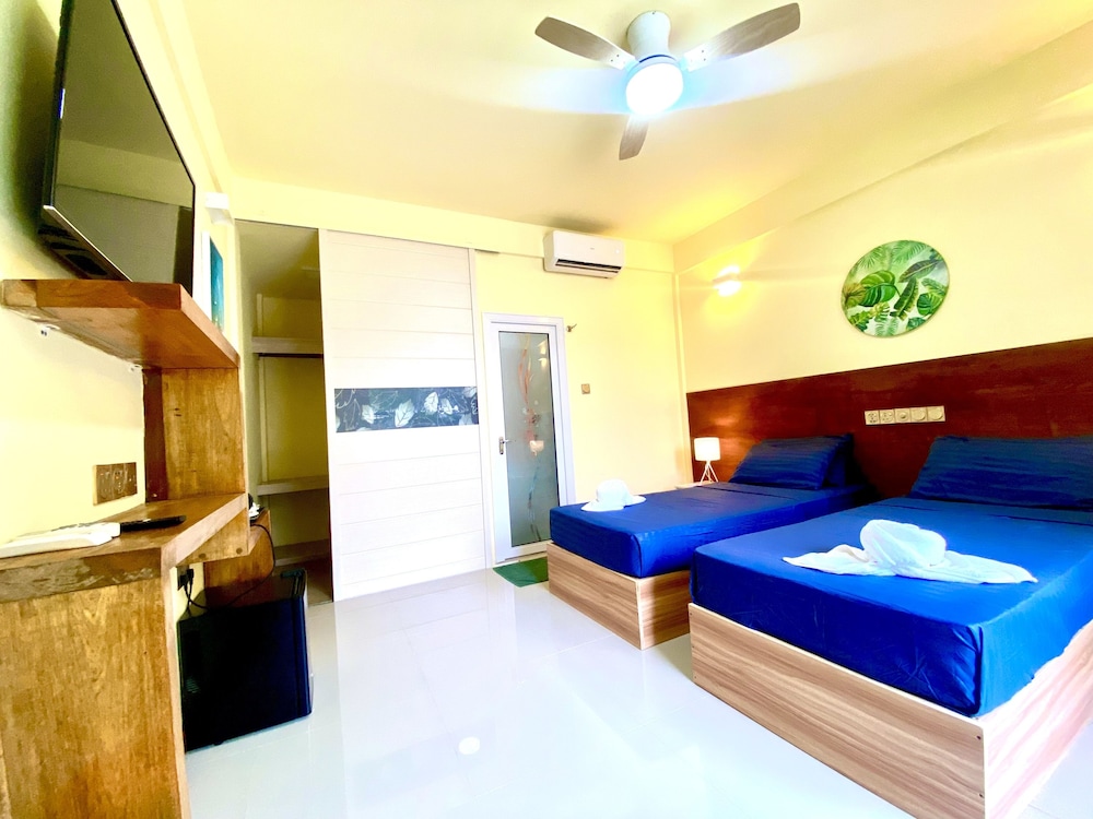 Deluxe Room, 1 Queen Bed, Garden View photo 3