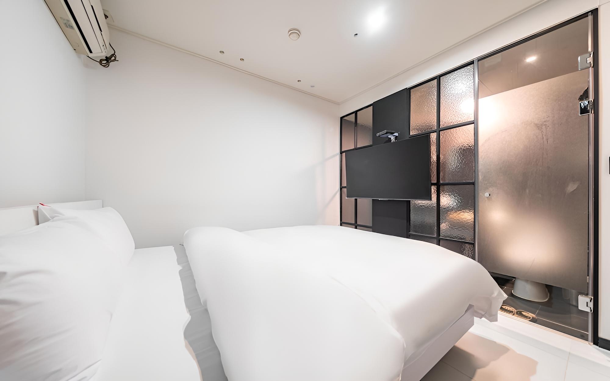 Room (Standard - 100% parking available for) - Photo 4