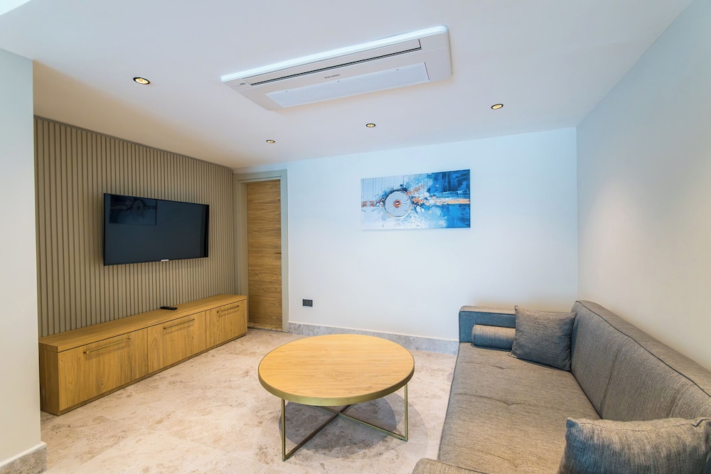 Duplex Swimup Suite - Photo 1