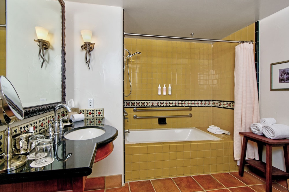 Junior Suite, 2 Double Beds, Accessible - Photo 4
