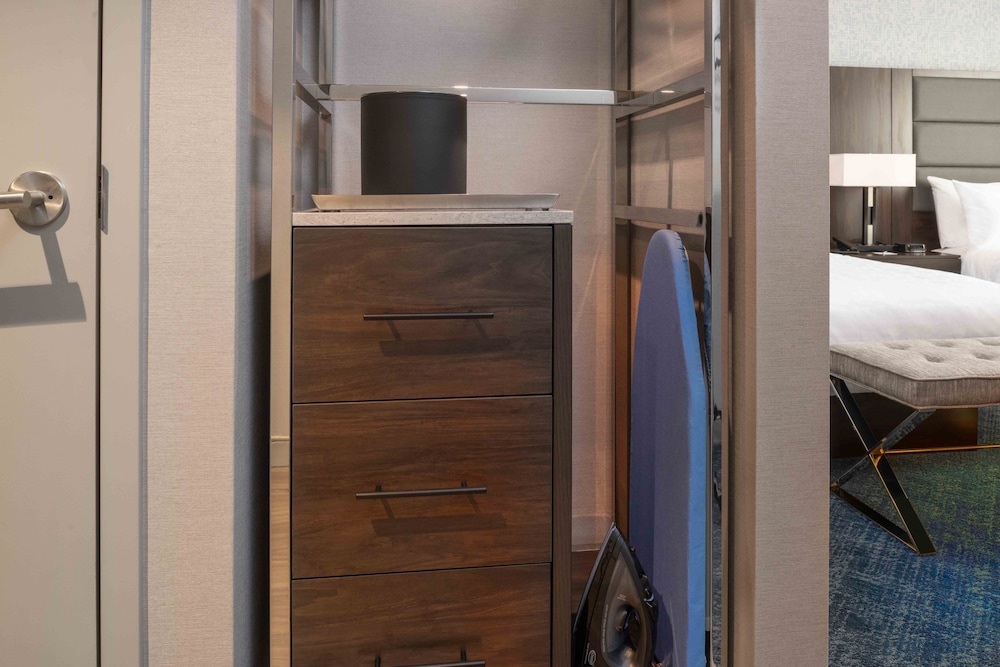 Suite, 1 King Bed, Accessible (Communication, Roll-In Shower) - Photo 3